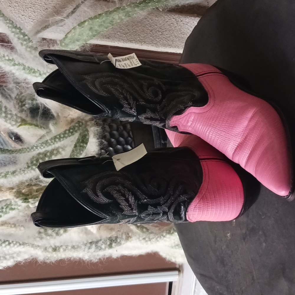 Ladies New Pink Cowgirl boots 8.5